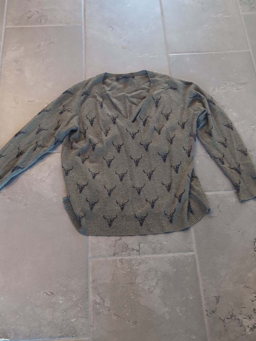 Women's Cashmere V-Neck Sweater with Deer Head Pattern - Olive